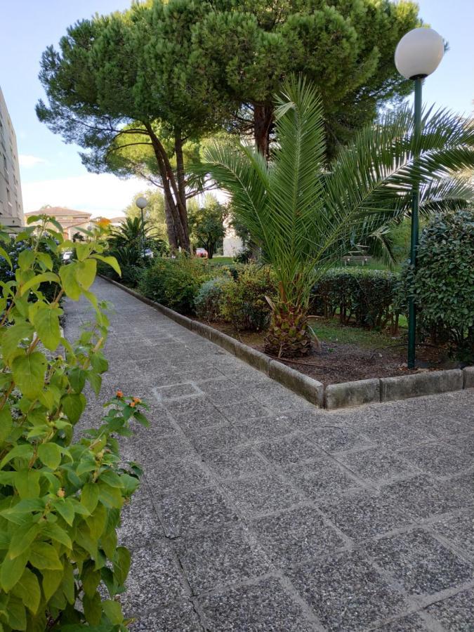 Charmant Appartement A 350M De La Plage Et Du Port Fréjus Εξωτερικό φωτογραφία